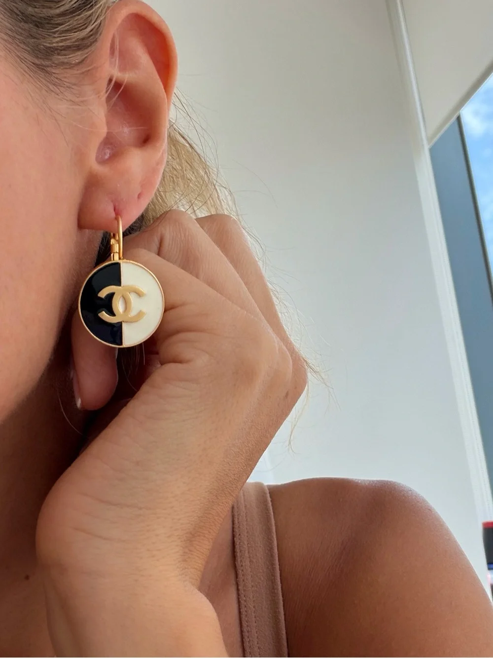 🖤🤍CHANEL Black and White Enamel CC Drop Earrings - Gold-Tone✨